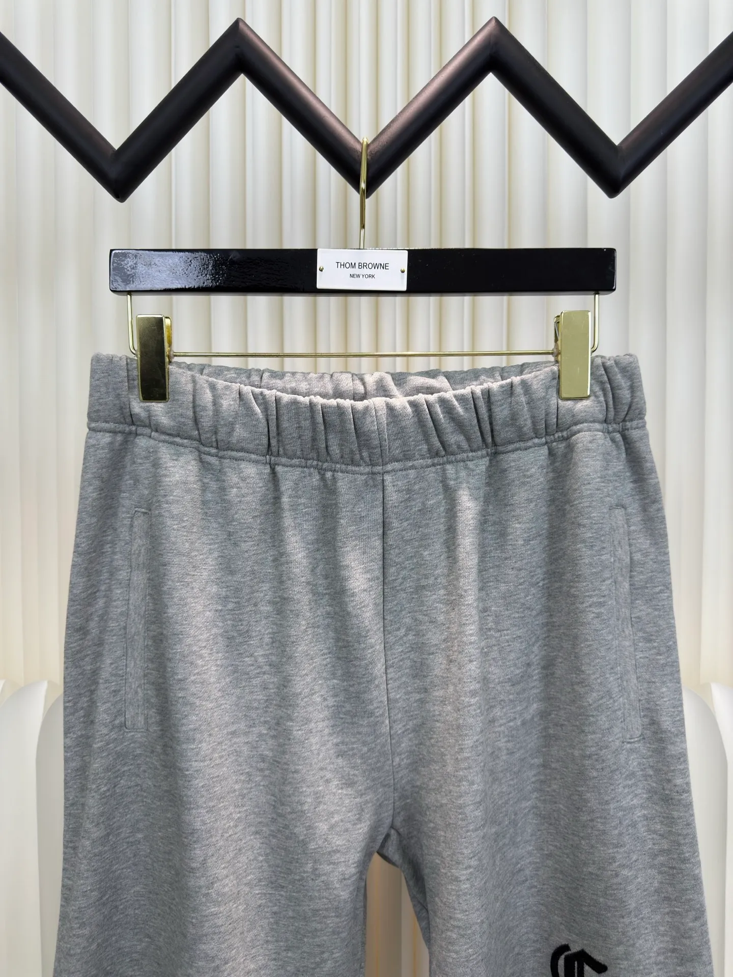 P290 Chrome Hearts floral gray Sanskrit logo shorts. Authentic version - physical counter - top luxury quality. 🆚Instant sale of all versions on the market. Custom dyed floral gray fabric according to YB. The price of floral gray fabric is extremely high. There is no stock in the market. The embroidery uses imported embroidery. Customized scroll hardware and accessories. Size S M L